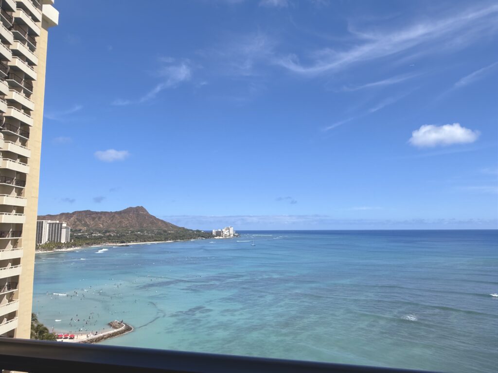 ハワイ到着後にホテルから見渡すワイキキの海と青空、ダイヤモンドヘッドの絶景