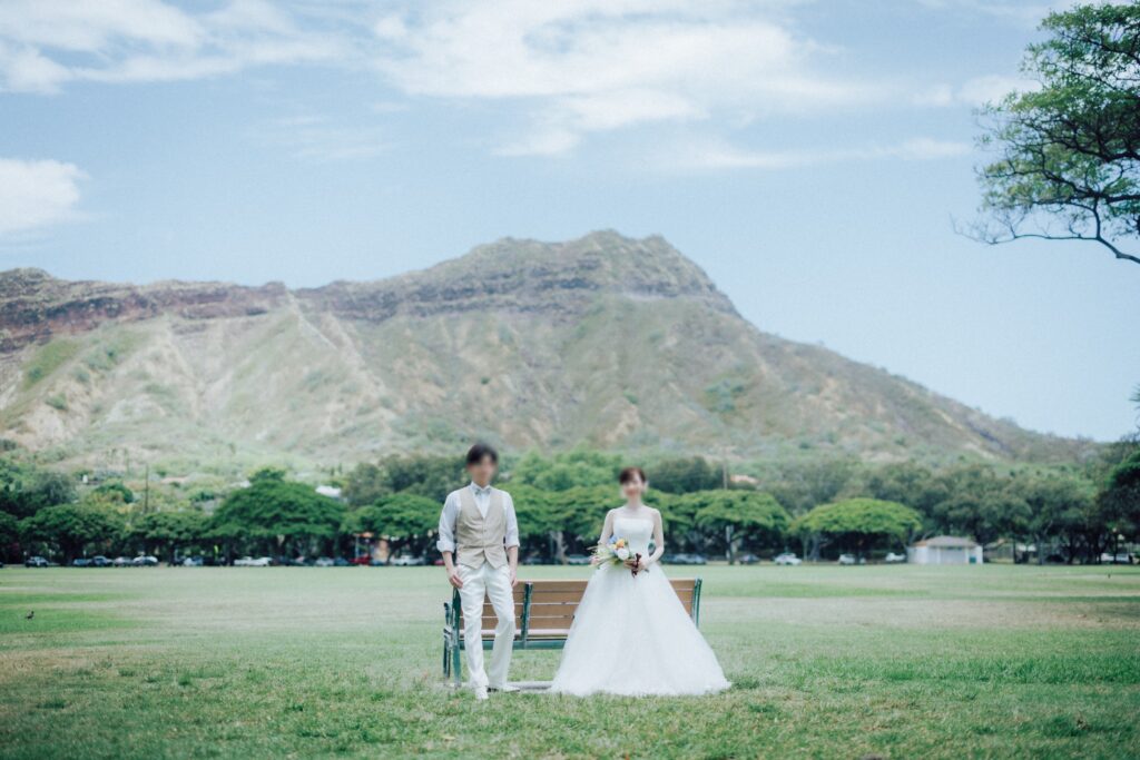 カピオラニパークの緑と雄大なダイヤモンドヘッドを背景に撮影した新郎新婦のウェディングフォト